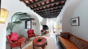 Beautiful 18th century house with courtyard & pool - Image 5