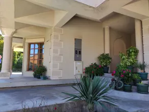 Cheerful 4-bedroom villa with free parking spot - Image 4