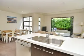 Next to Hagley Park - 7 Night special deals - Bookahome - Image 5