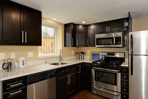 Private Modern 2BR flat, NE Seattle, great reviews - Image 4