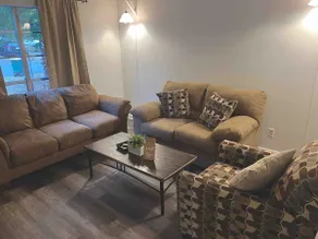 Quaint Townhome Nestled in Sherwood - Image 3