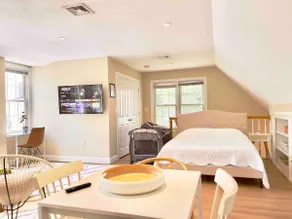 Cozy Guesthouse Near T-Station - Family Friendly - Image 4