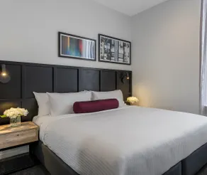 Modern 1 Bedroom with full kitchen & laundry - Image 3