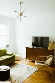 Sunny & Historic 1 Bedroom Haven- Main St, Viroqua - Image 2