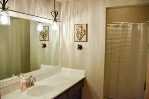 Cozy modern home 5 beds, 3 baths centrally located - Image 5