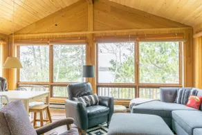 Escape to this modern cabin overlooking the lake - Image 4