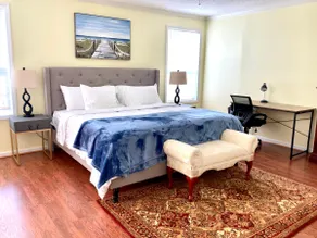 Cheerful 3 bedroom waterfront home on a large lot - Image 4