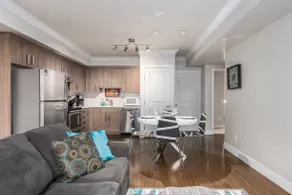Spacious 2 bdrm family suite-steps to park and bus - Image 4