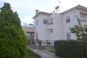 Seaside apartment with private garden - Image 3