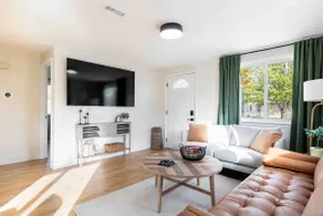 Fully remodeled 2 bed, 2 bath with hot tub! - Image 3