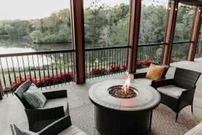 Lakefront Paradise Guest Suite Luxury Stay - Image 2