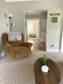 Two Bedroom Private Apt Walking Distance To Lake - Image 3