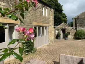 Beautiful 2 Bedroom Cottage at Country Manor House - Image 2