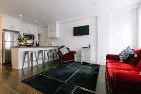 New 2 bed apt in townhouse 30 day legal - Image 2
