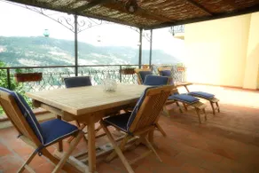 Beach house with large terrace - Image 2