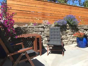 Private, Renovated Lakeshore Area Apartment - Image 2