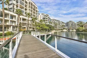 Elegant V&A Waterfront Canal Apartment - Image 2
