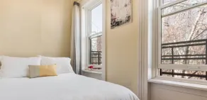 ⭐Minutes to NYC⭐ Brownstone beauty | FREE PARKING - Image 5
