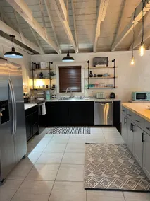 Cozy 2BR Cottage! Stay Near Restaurants & Golf - Image 5