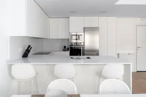 Bright apartment with A/C, parking optional - Image 4