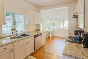 Sweet Craftsman home, free bikes, near beach & DT - Image 5