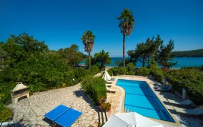 Avlaki Beachfront Villa - Image 2