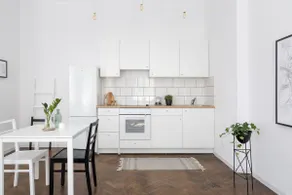A cozy apartment in the heart of the city. - Image 4