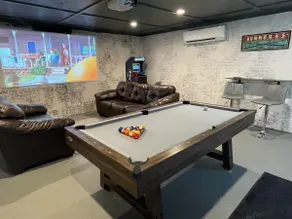 Modern Farmhouse w/Gameroom and theater room close to everything - Image 2