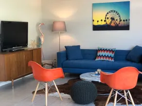 Mid-century bungalow! Walk to tennis gardens. - Image 2
