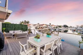 Stunning, upscale waterfront house in Oxnard, California - Image 2