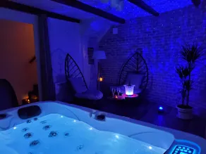 Romantic love room & private spa getaway for two - Image 2