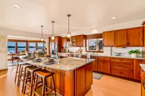 Spectacular Puget Sound Beach Front House - Image 4