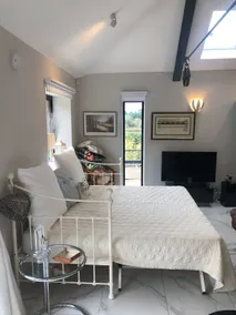 Spacious, level, luxury home with log burner - Image 5