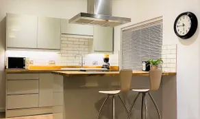 Luxury 2 bed Apartment-Golden Triangle w/ Parking - Image 3