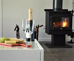 Kookaburra - Private One Bedroom Cottage with Lake View - Image 5