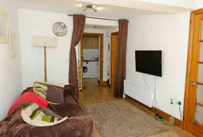 A private apt, parking&garden central to Tavistock - Image 4