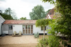 Romantic riverside beauty - Woodshed Letheringham - Image 3