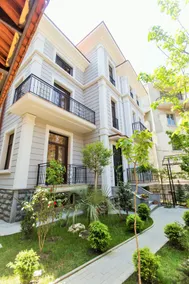 Villa Garden - Image 5