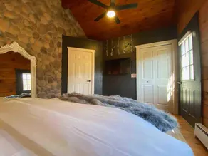 Lake-Top Cabin, Cozy & Romantic Getaway - Image 4