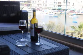 Seafront-sleeps 6-free wifi-Apt 2 - Image 4