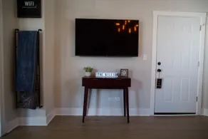 Large Renovated 1st FL Suite Forest Park/Oak Park - Image 3