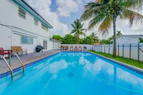Pool + Private 2brd, Patio and backyard - Image 3