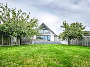 Stunning 5 Bed - Balcony, Garden and Sea Views - Image 3