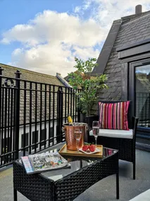 Tower Mews - Penthouse Suite with Private Balcony - Image 4