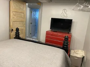Downtown Farmhouse-style Private Suite - Image 2