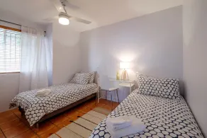 2BD Unit in Milton near CBD, businesses, hospitals - Image 2