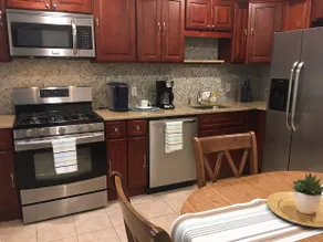 Cozy urban home near NYC and close to light rail - Image 4