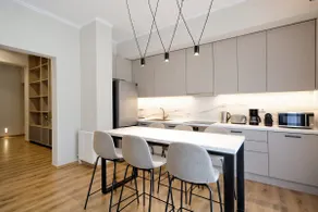 Spacious 4 Bedrooms Apartment, walk to metro - Image 3