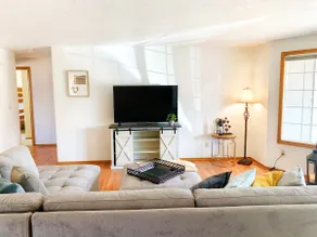 Peaceful Ranch-style Single level 3B Retreat - Image 2