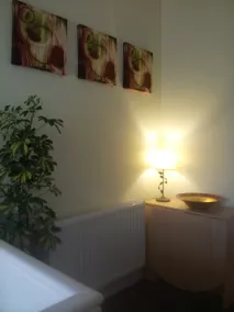 Spacious Self Contained Studio Apartment - Free Wi-Fi & Parking - Image 2